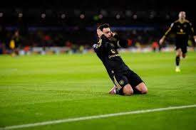 பறந்து வந்த பந்தை தரையில் படாமல்..கோலாக மாற்றிய வீரர்