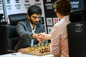 5 முறை உலக சாம்பியன் கார்ல்சனை வீழ்த்திய குகேஷ்…!