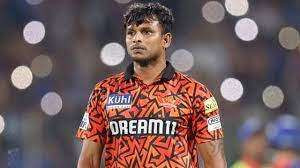 மாணவர்கள் முன்பு கிரிக்கெட் வீரர் நடராஜன் எமோஷனல்