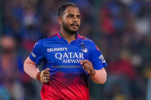  POCSO வழக்கில் சிக்கிய வீரரை தக்கவைத்த RCB - கொந்தளிக்கும் ரசிகர்கள்