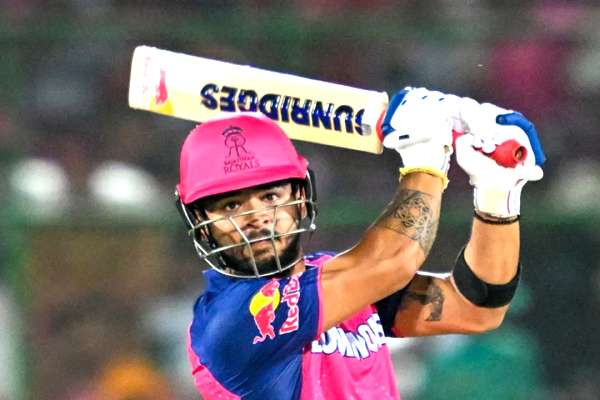 ஆறு பந்துகளில் ஆறு சிக்ஸர்கள்! ஐபிஎலில் வரலாறு படைத்த ரியான் பராக்