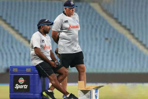 இலங்கை கிரிக்கெட் அணியின் இங்கிலாந்து தலைமை பயிற்சியாளர் பதவி விலகல்!