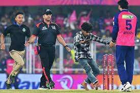 அத்துமீறி வந்து பராக்கின் காலை தொட்டு கும்பிட்ட ரசிகர்!