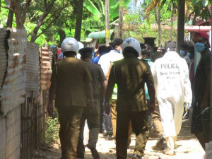 இலங்கையில் அண்ணனை  கத்திரிக்கோலினால் குத்திய தம்பி!