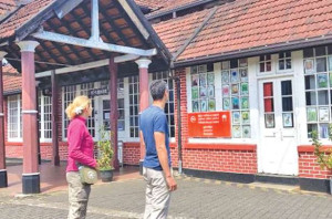 இலங்கை தபால் ஊழியர்களின் பணிப்பகிஷ்கரிப்பால் வெளிநாட்டு சுற்றுலாப் பயணிகள் ஏமாற்றம்