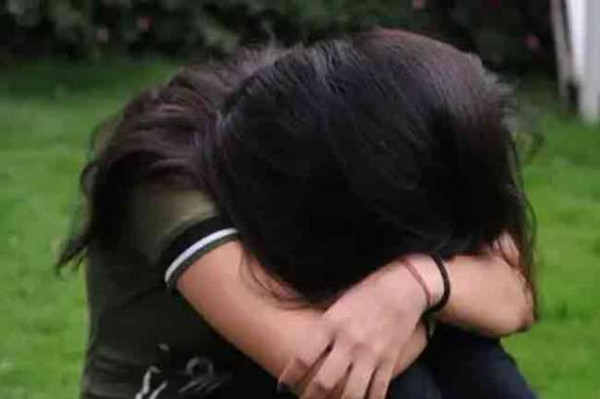 யாழில் டிக்டொக் காதல் - காதலனுக்காக நகையை திருடிய  காதலி