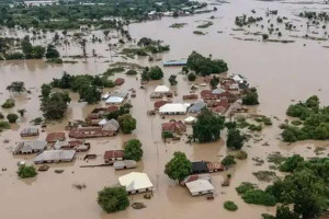 இலங்கையை அச்சுறுத்திய காலநிலை - 10,000க்கும் மேற்பட்டோர் பாதிப்பு