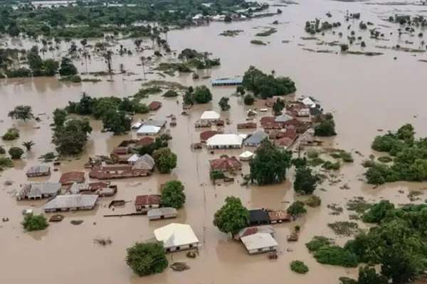 இலங்கையை அச்சுறுத்திய காலநிலை - 10,000க்கும் மேற்பட்டோர் பாதிப்பு