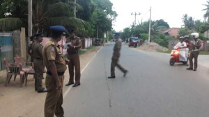 யாழில் வீதியில் சென்ற இளைஞன் கடத்தப்பட்டு கொள்ளை 