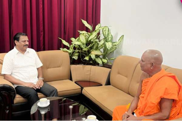 யாழ். மாவட்ட அரச அதிபருடன் நயினாதீவு விகாராதிபதி சந்திப்பு!