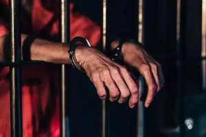 இலங்கையில் தாயை கத்தியால் குத்தி கொலை செய்த மகனுக்கு விளக்கமறியல்