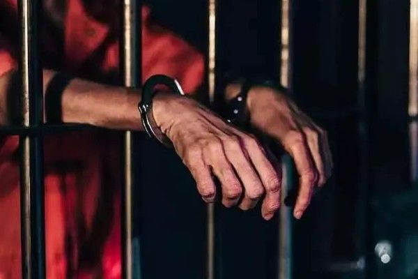 இலங்கையில் தாயை கத்தியால் குத்தி கொலை செய்த மகனுக்கு விளக்கமறியல்