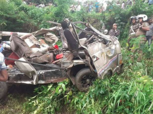 நுவரெலியாவில் பேருந்து விபத்து இடம்பெற்ற பகுதிக்கு அருகில் மீண்டும் விபத்து - பலர் காயம்