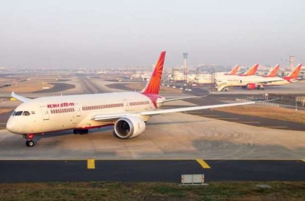 கொழும்பிலிருந்து சென்னை நோக்கி பயணித்த எயார் இந்தியா விமானத்தில் பரபரப்பு