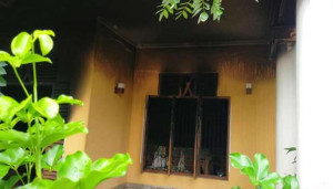இலங்கையில் வீடொன்றில் தீ - ஒரே குடும்பத்தை சேர்ந்த மூவர் பலி