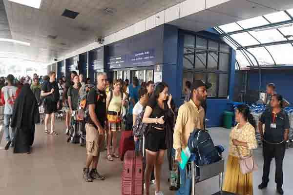 ஸ்ரீலங்கன் எயார்லைன்ஸின் வேலை நிறுத்தம்: விமான பயணிகள் பாதிப்பு