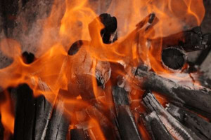 முல்லைத்தீவில் குளிர் காரணமாக தீயில் சிக்கி ஒருவர் மரணம்