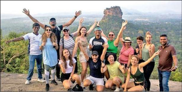 இலங்கையை நோக்கி படையெடுக்கும் வெளிநாட்டவர்கள்