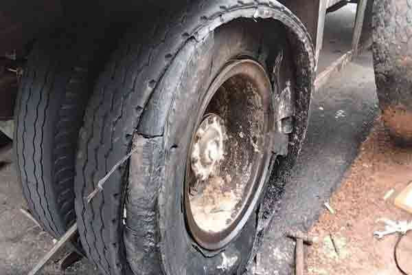 யாழில் மணலுடன் தப்பிச்சென்ற  கனரக வாகனம் மீது  பொலிஸார் துப்பாக்கிச் சூடு