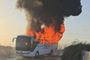 வெளிநாடு ஒன்றில் இலங்கையர்களை ஏற்றிச் சென்ற பேருந்து தீப்பிடித்து எரிந்தது