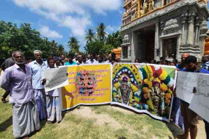 யாழில் ஆலயத்தில் இருந்த 60 பவுண்  நகைகள் மாயம் - தேங்காய் உடைத்து போராட்டம்