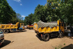 யாழில் டிப்பர் வாகனங்களுடன் ஐவர் கைது