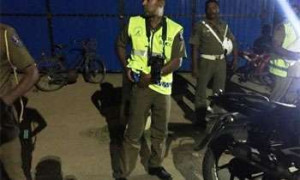 இலங்கையில் பொலிஸாரை தாக்கிய ஐவருக்கு நேர்ந்த கதி