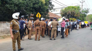 யாழில் போராட்டம் – பொலிஸார் இடைமறித்தமையால் குழப்பநிலை