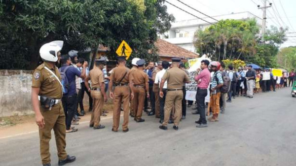 யாழில் போராட்டம் – பொலிஸார் இடைமறித்தமையால் குழப்பநிலை