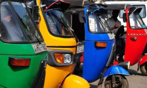 கிளிநொச்சியில் முச்சக்கர வண்டியில் வாக்காளர்களை ஏற்றி இறக்கியவர் கைது