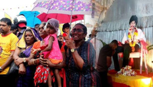 நல்லூரில் தியாக தீபம் திலீபனின் நினைவேந்தல் - கொட்டும் மழைக்கு மத்தியில் கூடிய மக்கள்