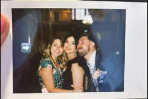 புகைப்படத்துக்கு போஸ் கொடுத்த மூன்றுபேர்: நான்காவதாக தெரிந்த உருவம் ஏற்படுத்திய திகில்