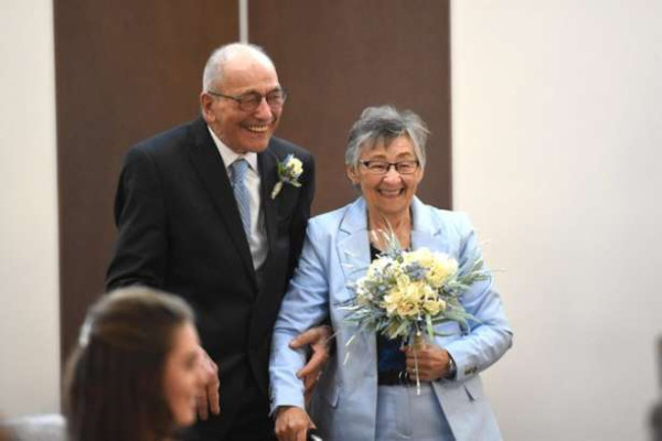  காதலுக்கு வயதில்லை என்பதனை நிரூபித்த திருமணம்..!