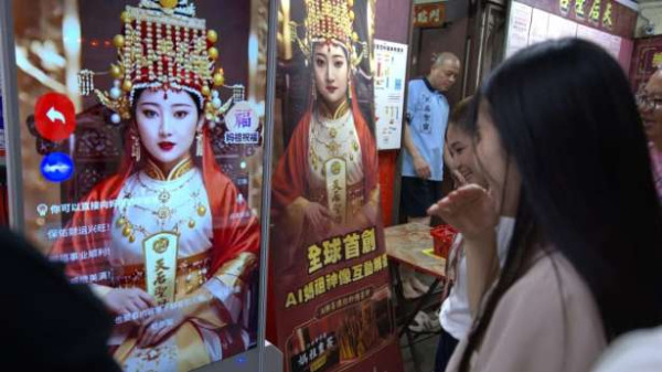 மலேசியாவில் பேசும் பெண் கடவுளின் தரிசனத்திற்கு குவியும் மக்கள்