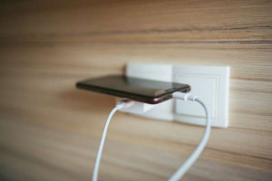 செல்போன்களின் சார்ஜர்கள் ஏன் வெள்ளை நிறத்தில் இருக்கிறது தெரியுமா?