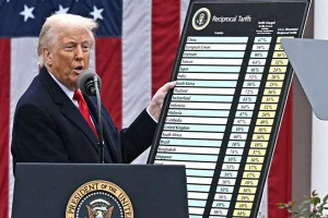 ட்ரம்பின் வரி விதிப்பால் தாறுமாறாக எகிறும் iPhone விலைகள்: எச்சரிக்கும் நிபுணர்கள்