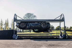 தலை கீழாக ஓடும் உலகின் முதல் கார் - எப்படி இயங்கும்?