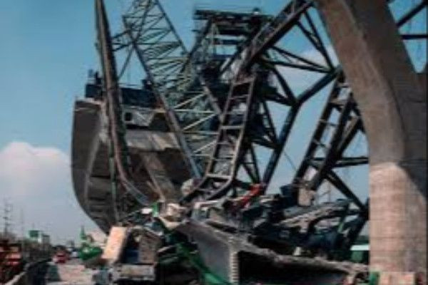 தாய்லாந்தில் மீண்டுமொரு கிரேன் சரிந்து கார்களின் மீது விழுந்ததில் 2 பேர் பலி!