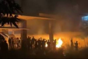 வங்காளதேசத்தில் இந்து ஆசிரியர் வீட்டுக்கு தீவைத்த மர்ம கும்பல்