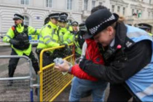 லண்டனில் உள்ள ஈரானிய தூதரகம் முன்பு  வன்முறை - காவல்துறை அதிகாரிகள் படுகாயம்