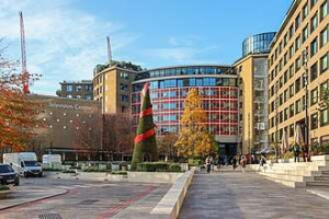 லண்டனில் முன்னாள் பிபிசி அலுவலகத்தில் பயங்கர தீ விபத்து