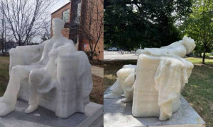 அமெரிக்காவில் உருகிய ஆபிரகாம் லிங்கனின் மெழுகு சிலை