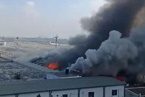 பங்களாதேஷ் டாக்கா விமான நிலையத்தில் பாரிய தீ விபத்து - விமான சேவைகள் ரத்து