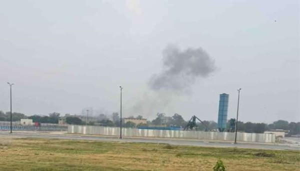 இந்தியா-பாகிஸ்தான் இடையே போர் பதற்றம் - லாகூர் விமான நிலையம் அருகில் குண்டு வெடிப்பு