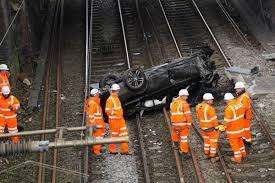 பிரித்தானியாவில் ரயில்வே பாலத்தில் மோதி  கார் விபத்து