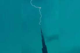 புர்ஜ் கலீபா உச்சியை தாக்கிய மின்னல்: துபாய் பட்டத்து இளவரசர் பகிர்ந்த அழகிய காட்சி