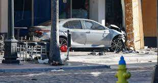 அமெரிக்காவில் சட்டவிரோதமாக  கேளிக்கை விடுதிக்குள் புகுந்த கார்   -  04 பேர் பலி