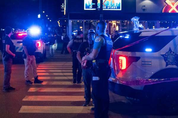 சிக்காக்கோவில்  துப்பாக்கி சூடு - 4 பேர் பலி