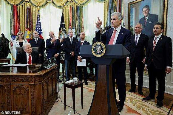  திடீரென மயங்கி விழுந்த நிர்வாகியால் வெள்ளை மாளிகையில் பரபரப்பு