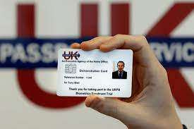 பிரித்தானியாவின் கட்டாய அடையாள அட்டை திட்டத்துக்கு எதிராக மனு